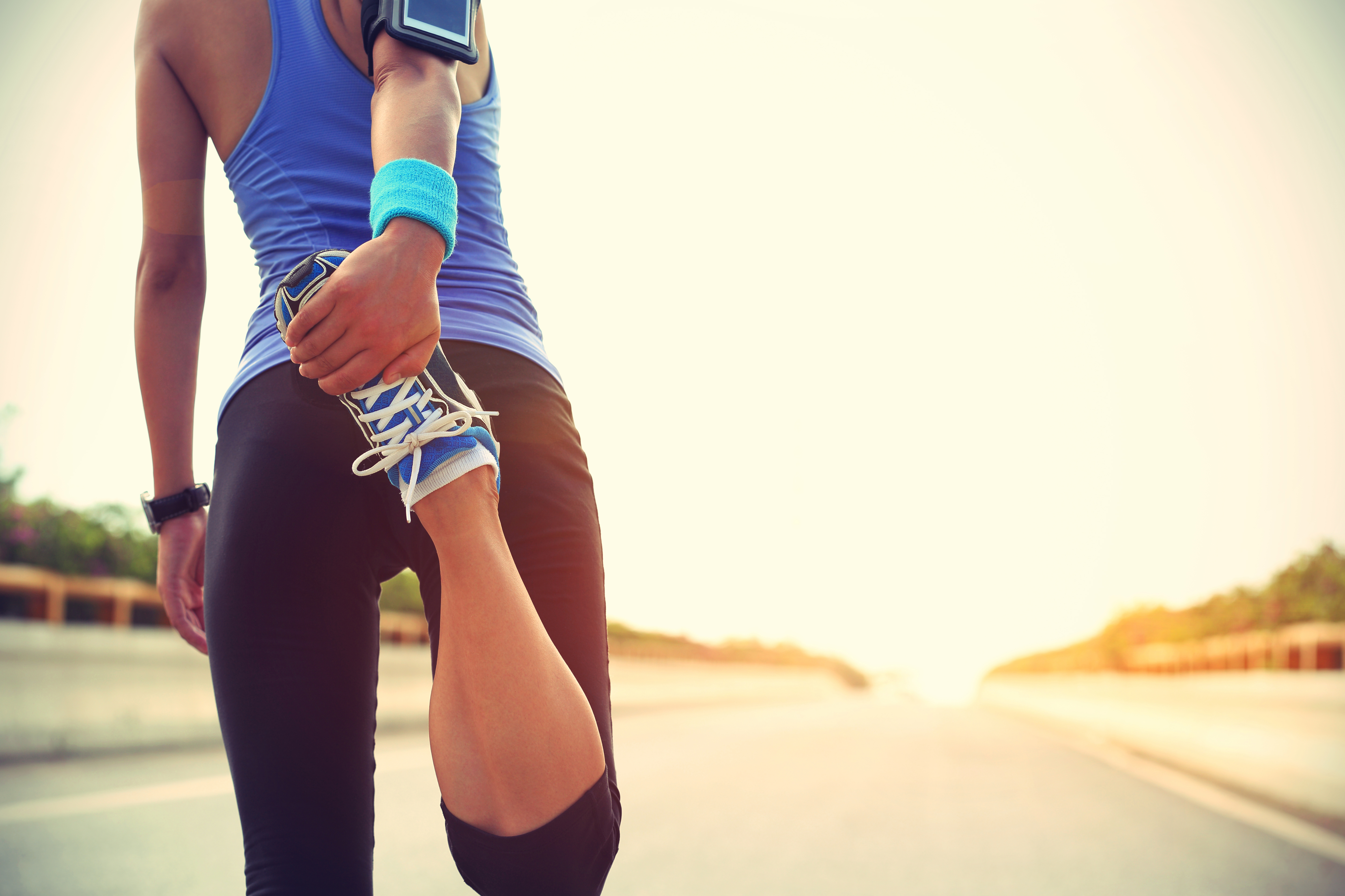 runner stretching knee